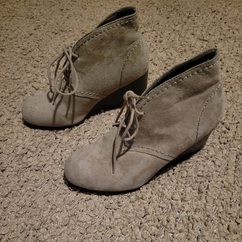 WOMENS TIME & TRU BROWN LACE UP WEDGE SHOES TAN SIZE 7